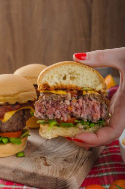 Sığır eti sürgü ev yapımı barbekü sosu ile