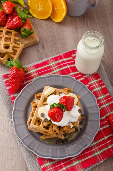 Gofres belgas con chispas de chocolate y frutas — Foto de Stock