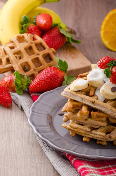 Belgian waffles with chocolate chips and fruits — Stock Photo, Image