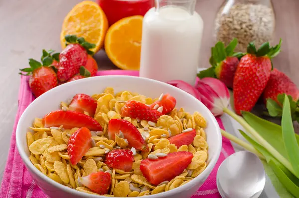 Colazione sana cornflakes con latte e frutta — Foto Stock