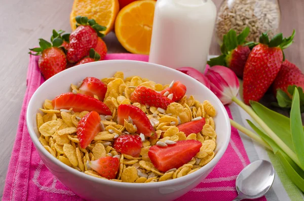 Colazione sana cornflakes con latte e frutta — Foto Stock