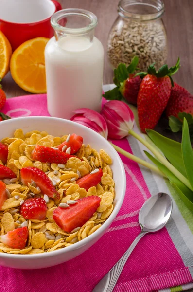 Colazione sana cornflakes con latte e frutta — Foto Stock