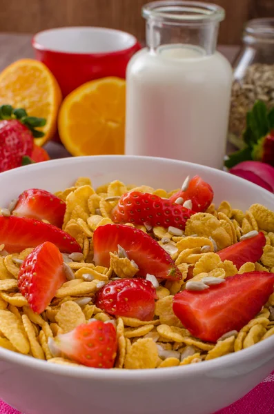 Colazione sana cornflakes con latte e frutta — Foto Stock