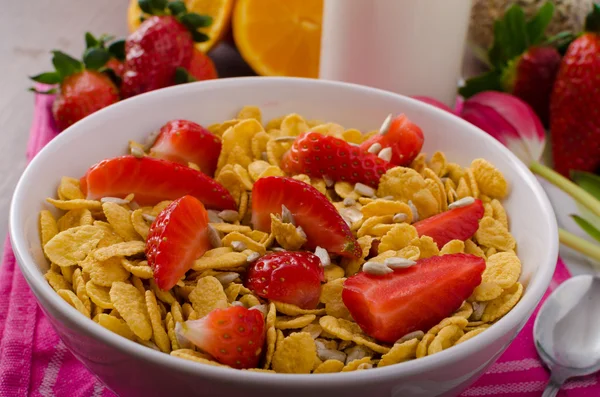 Café da manhã saudável flocos de milho com leite e frutas — Fotografia de Stock