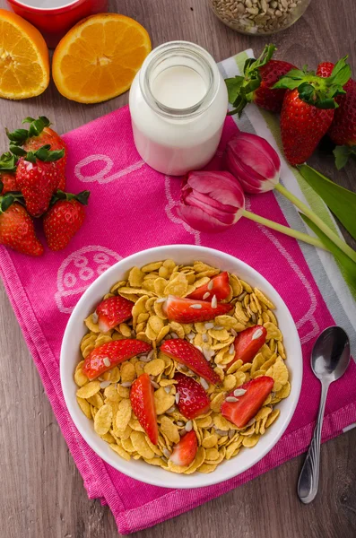 Hälsosam frukost cornflakes med mjölk och frukt — Stockfoto