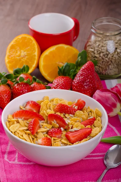 Desayuno saludable copos de maíz con leche y frutas —  Fotos de Stock