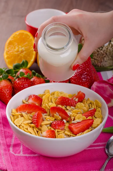 Hälsosam frukost cornflakes med mjölk och frukt — Stockfoto
