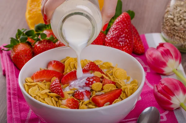 Café da manhã saudável flocos de milho com leite e frutas — Fotografia de Stock