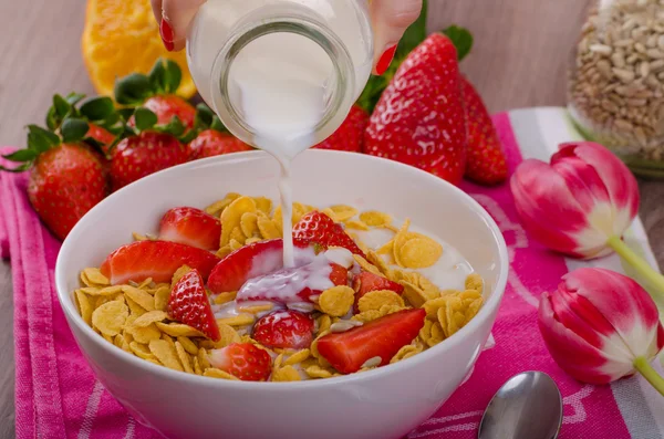 Colazione sana cornflakes con latte e frutta — Foto Stock