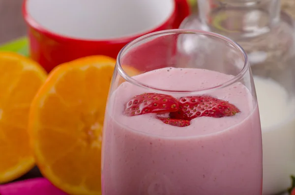 Strawberry smoothie and corn flakes — Stock Photo, Image