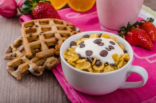 Strawberry smoothie and corn flakes — Stock Photo, Image