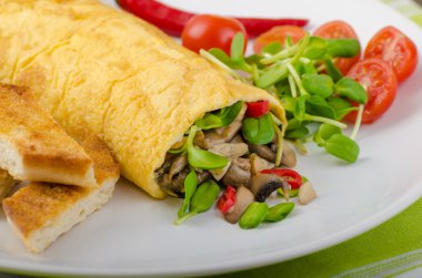Mantar ve microgreens ile doldurulmuş omlet
