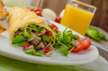 Mantar ve microgreens ile doldurulmuş omlet