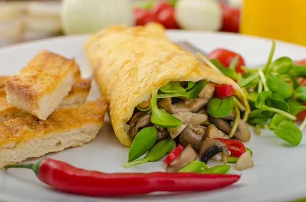 Mantar ve microgreens ile doldurulmuş omlet — Stok fotoğraf