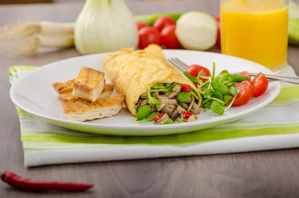 Omelette ripiene di funghi e microverdi — Foto Stock