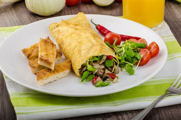 Omelet gevuld met paddestoelen en microgreens — Stockfoto