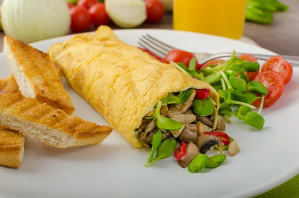 Omelet gevuld met paddestoelen en microgreens — Stockfoto