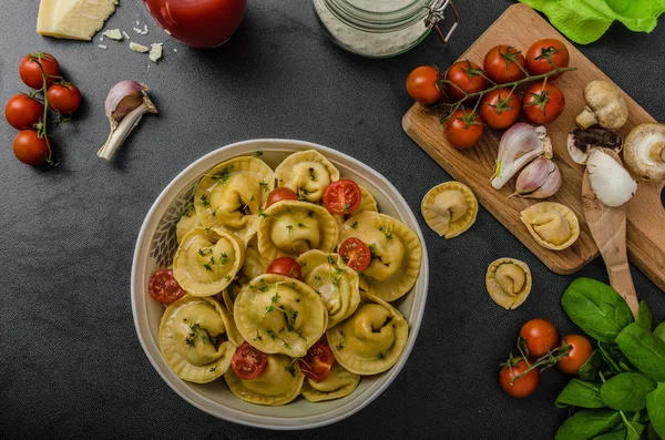 Domowej roboty tortellini duży — Zdjęcie stockowe