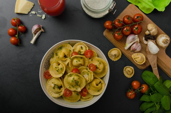 Domowej roboty tortellini duży — Zdjęcie stockowe