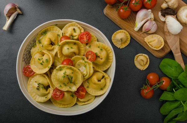 Tortellini grandes caseros —  Fotos de Stock