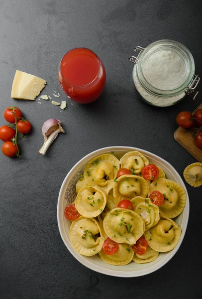 Tortellini grandi fatti in casa — Foto Stock