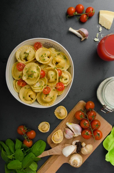 Zelfgemaakte grote tortellini — Stockfoto