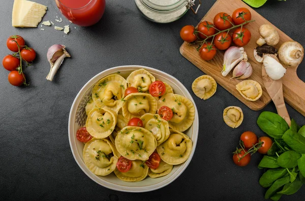 Zelfgemaakte grote tortellini — Stockfoto