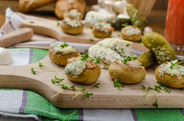 Ciuperci umplute cu brânză — Fotografie, imagine de stoc