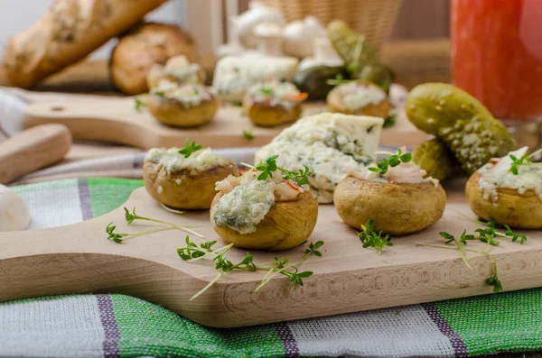 Cogumelos recheados com queijo — Fotografia de Stock