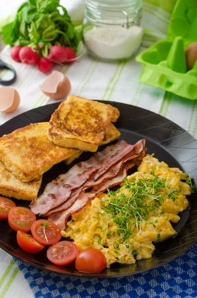 Scrambled eggs with bacon and French toast — Stock Photo, Image