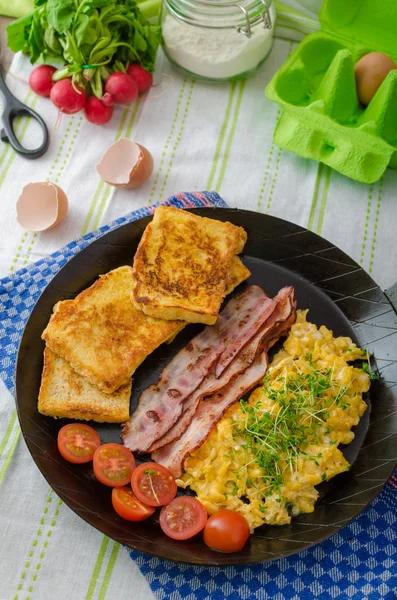 Scrambled eggs with bacon and French toast — Stock Photo, Image