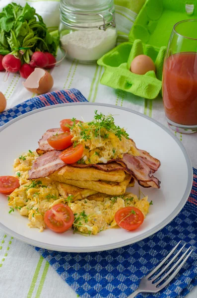 Scrambled eggs with bacon and French toast — Stock Photo, Image