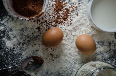 Eve yumurta, un ve toz kakao