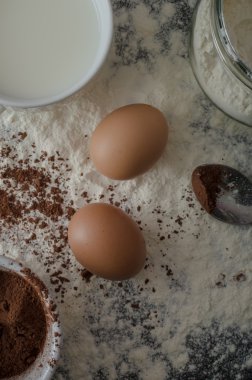 Eve yumurta, un ve toz kakao