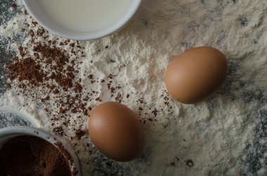 Eve yumurta, un ve toz kakao