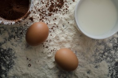 Eve yumurta, un ve toz kakao