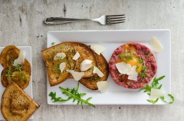 Biftek tartar, sarımsaklı tost ekmeği