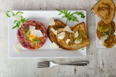 Biftek tartar, sarımsaklı tost ekmeği