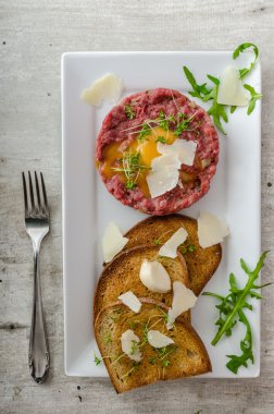 Biftek tartar, sarımsaklı tost ekmeği