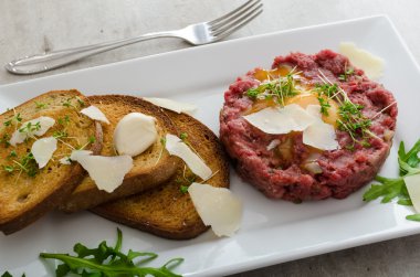 Biftek tartar, sarımsaklı tost ekmeği