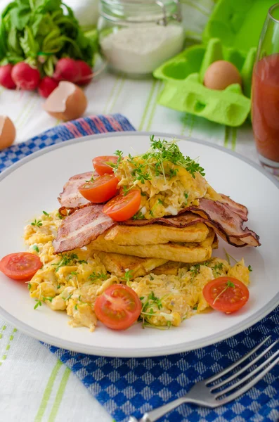 Scrambled eggs with bacon and French toast — Stock Photo, Image