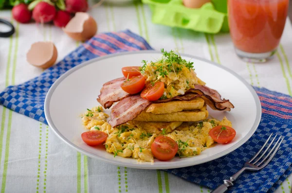 Ovos mexidos com bacon e torrada francesa — Fotografia de Stock