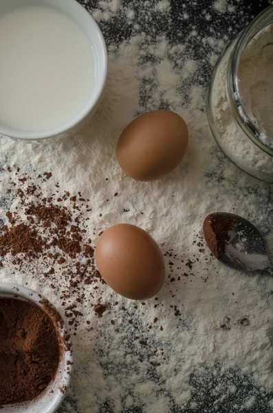 Eve yumurta, un ve toz kakao