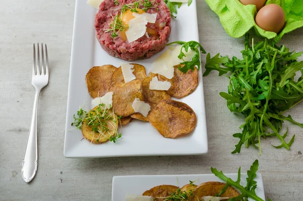 Beef tartar, potato chips — Stock Photo, Image