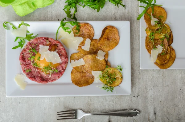 Tártaro de carne, patatas fritas — Foto de Stock