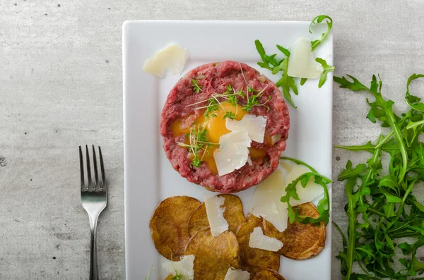 Beef tartar, potato chips — Stock Photo, Image