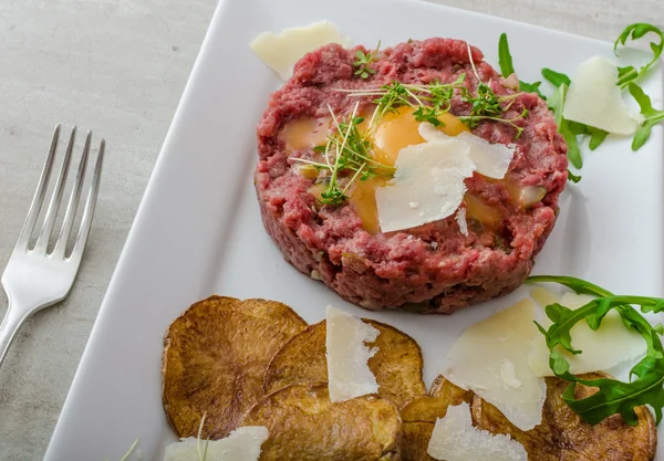 Tártaro de carne, batatas fritas — Fotografia de Stock