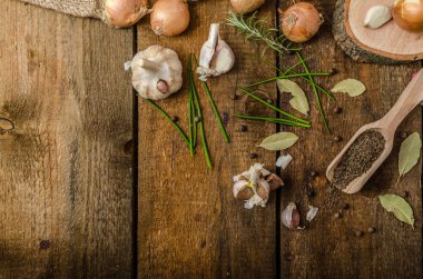 Soğan, sarımsak ve otlar biyo bahçeden