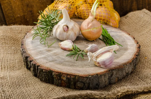 Onions, garlic and herbs bio from the garden — Stock Photo, Image