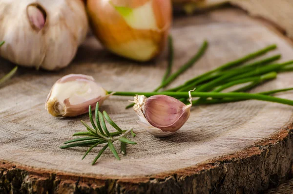 Onions, garlic and herbs bio from the garden — Stock Photo, Image